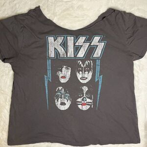 Kiss Off-Shoulder band tee